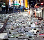 Világító könyvekből készült folyó árasztotta el Melbourne belvárosát